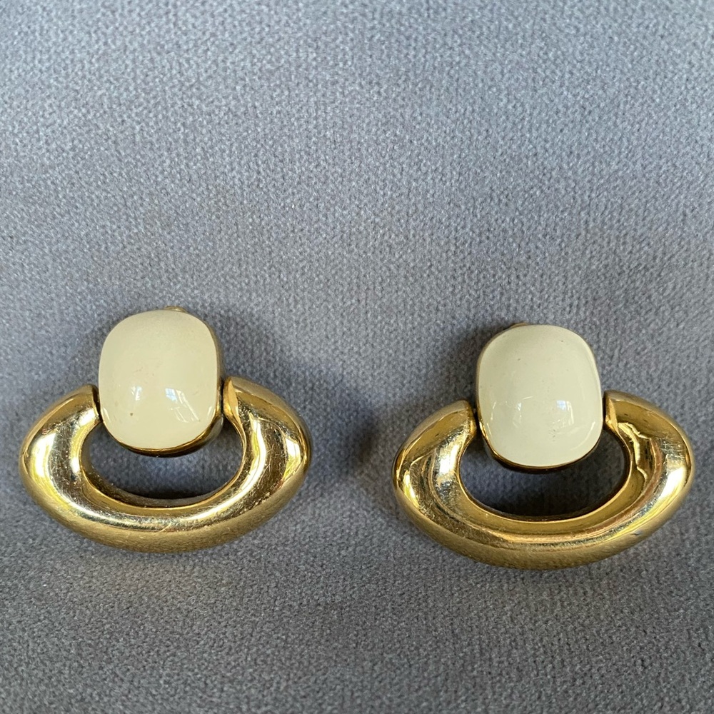 Vintage gold tone clip earrings